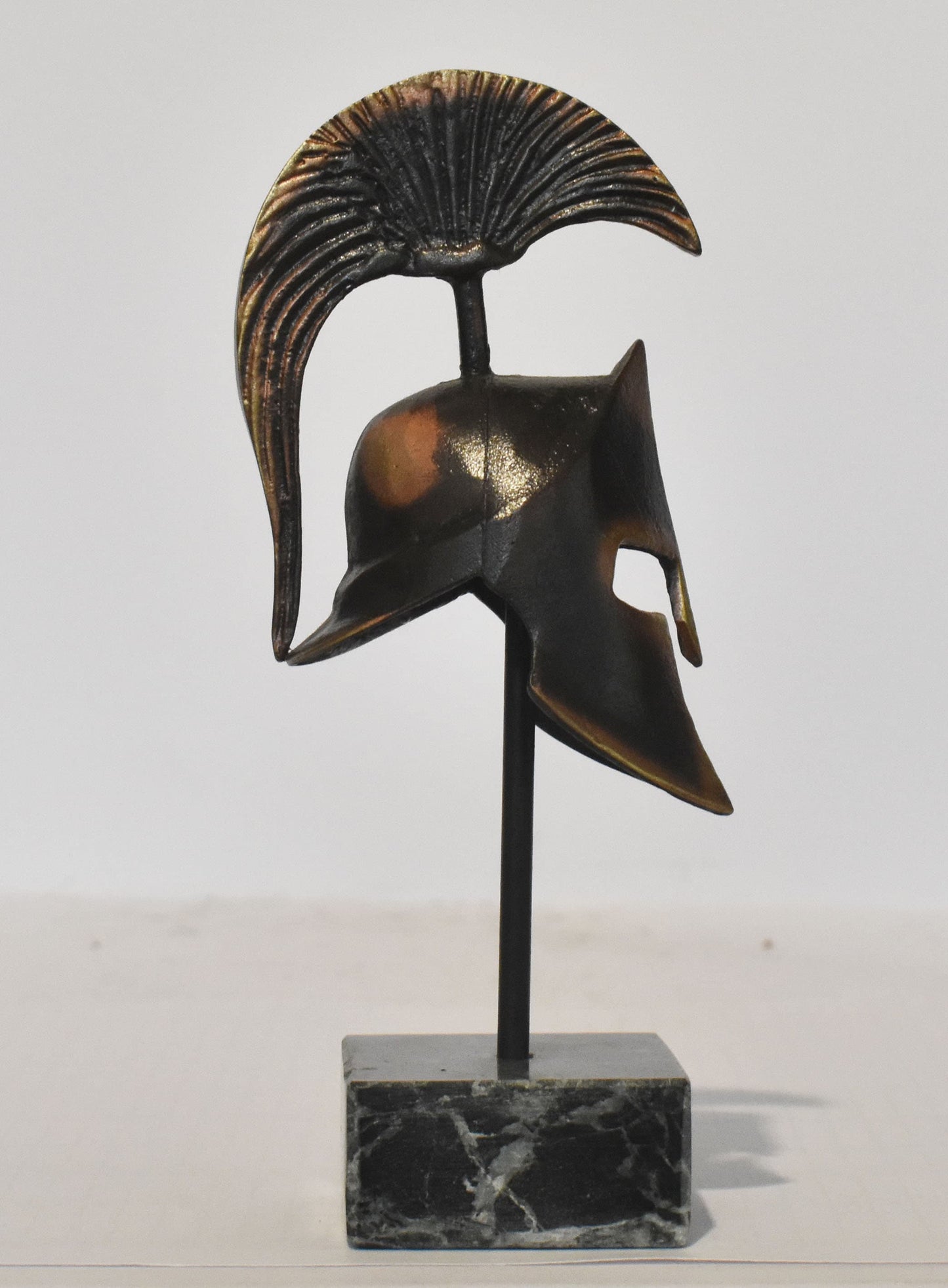 Leonida's Helmet - Spartan king - Battle of Thermopylae - 300 - stayed back to fight the huge Persian army - marble base - pure bronze