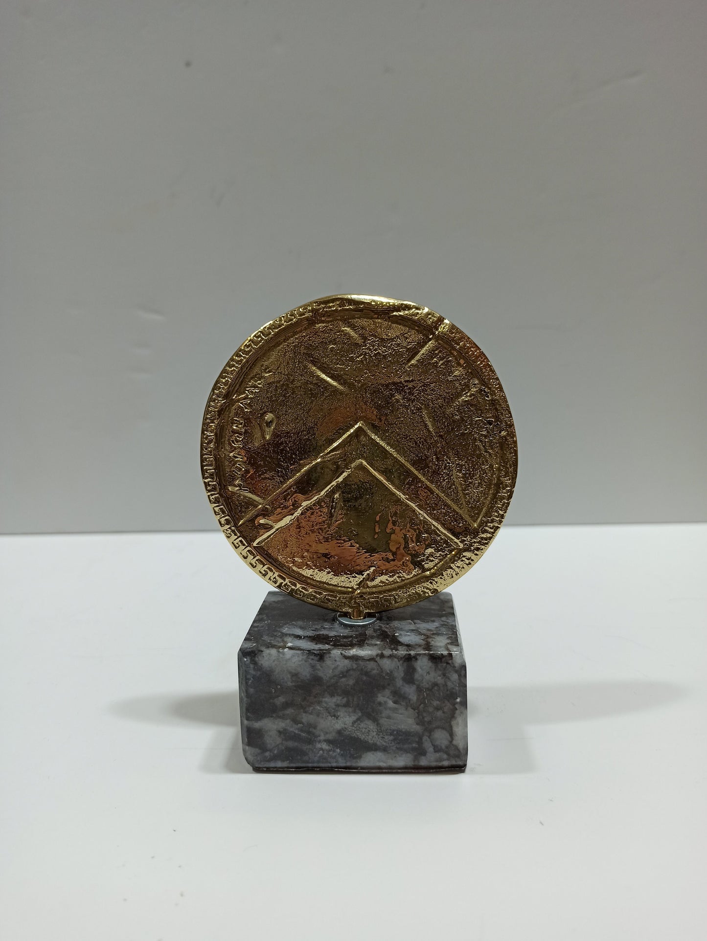 Ancient Greek Spartan Shield - Aspis - Λ symbol - King Leonidas and 300 - Μarble Βase - Museum Replica - pure Bronze Sculpture
