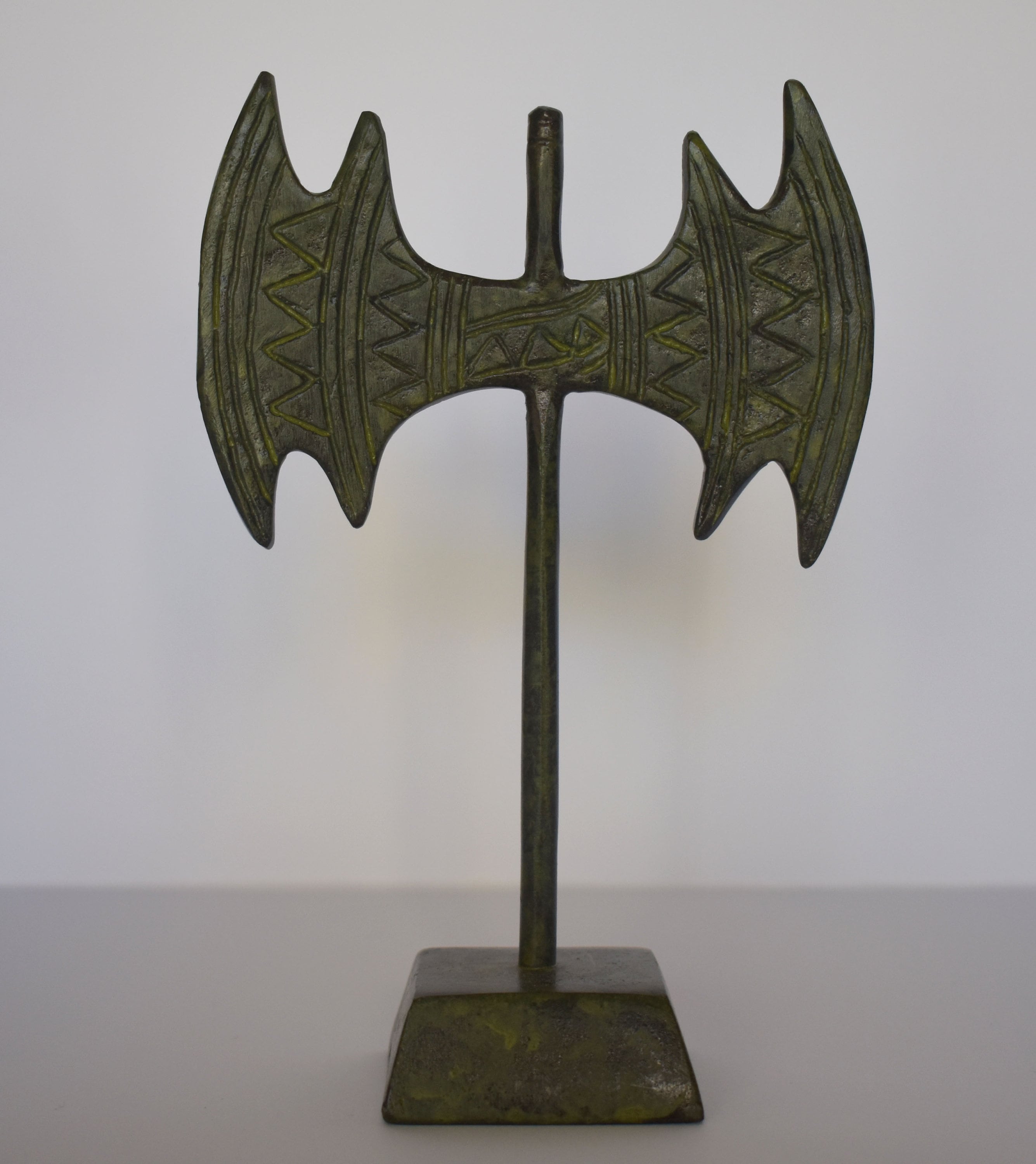 Le Labrys Labrys or double axe - Minoan Art, Knossos Palace - museum replica - p ...