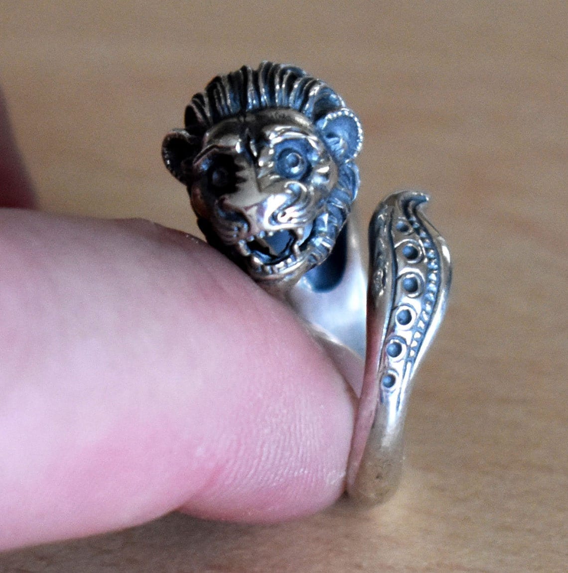 Lion Head Ring -  Size Between Us 6 to 9 - Ancient Greek Symbol of protection and power- - 925 Sterling Silver