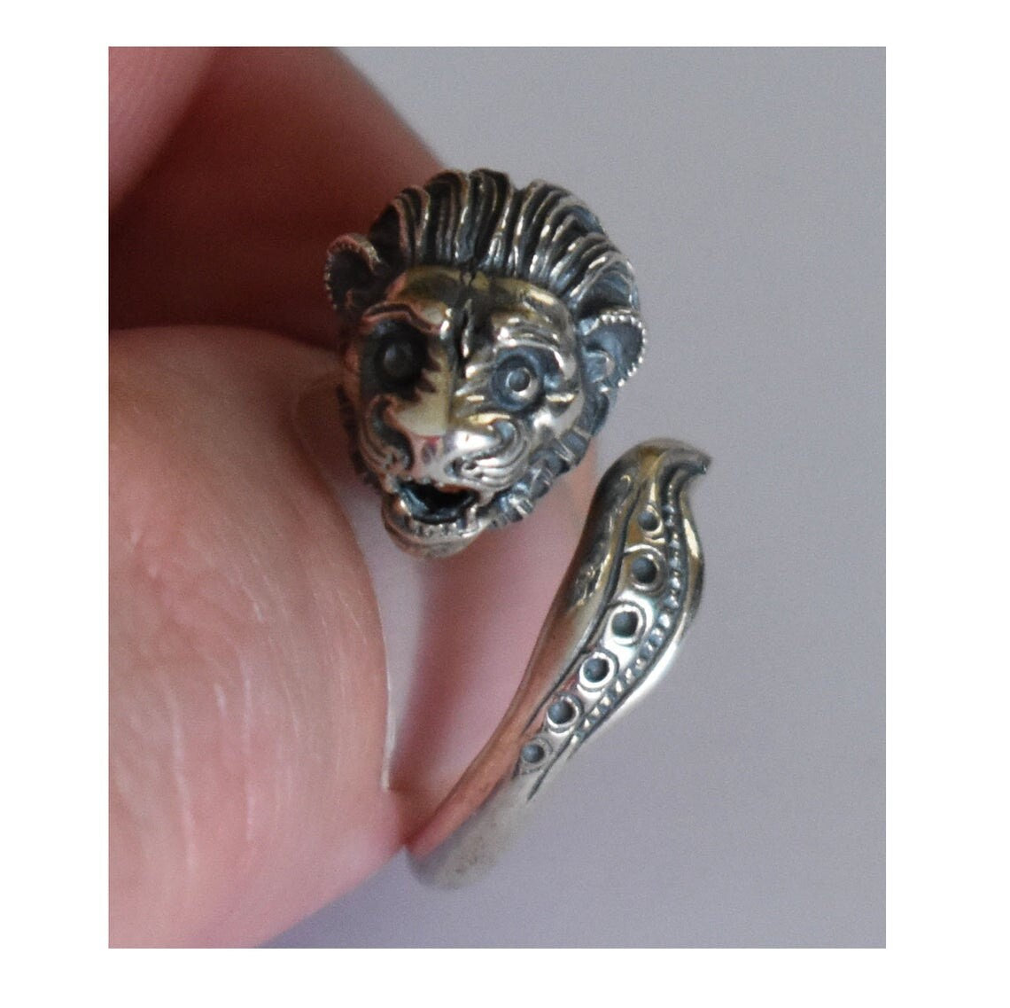 Lion Head Ring -  Size Between Us 6 to 9 - Ancient Greek Symbol of protection and power- - 925 Sterling Silver