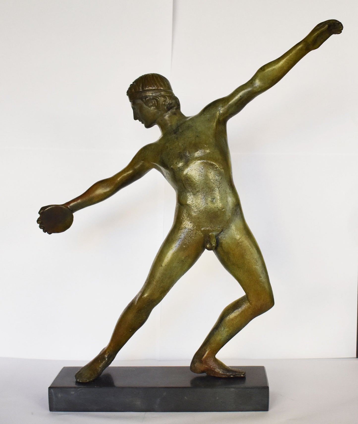 Discobolus  Discus Thrower - An athlete in the moment of throwing a discus -  Classical Period - Replica - pure Bronze Sculpture