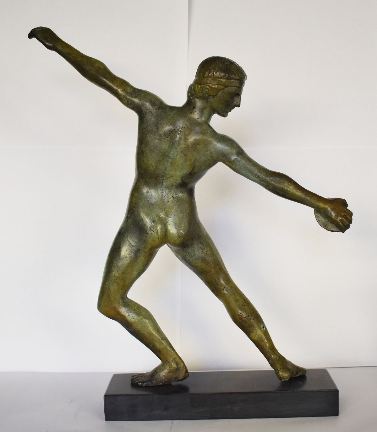 Howlers Discus Discobolus Discus Thrower - An athlete in the moment of throwing a dis ...