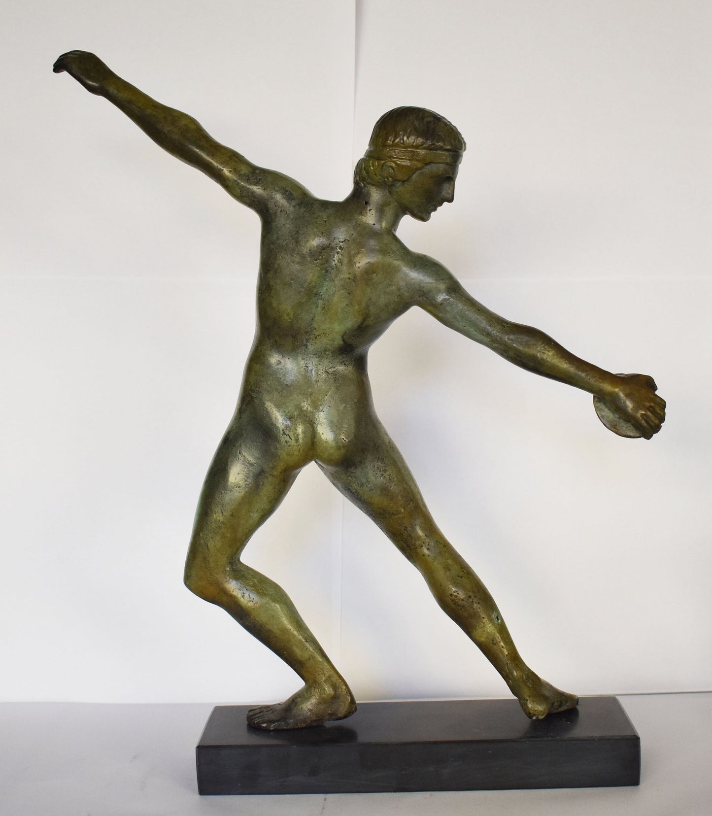 Discobolus  Discus Thrower - An athlete in the moment of throwing a discus -  Classical Period - Replica - pure Bronze Sculpture